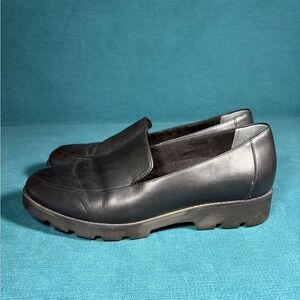 Size 9.5 - Women’s Vionic Kensley Black Slippers